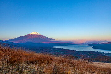 Fototapeta premium 夜明けの富士山と山中湖 山梨県山中湖村のパノラマ台にて