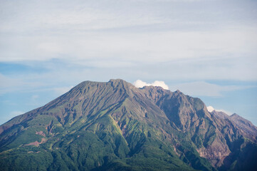 Fototapeta na wymiar 白い噴煙が見える桜島の山頂