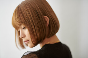 ショートヘアの女性