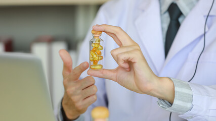 Obraz premium Ethnic man consulting patient with drugs online