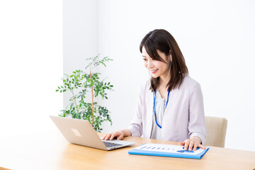 テレワークでリモート会議に参加する若いビジネスウーマン