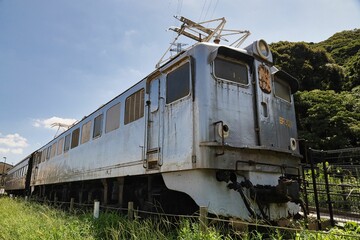 Obraz premium 役目を終えた銀色の廃電車