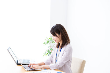 オフィスで事務作業をする若いビジネスウーマン