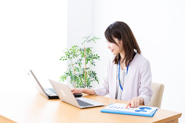 オフィスで事務作業をする若いビジネスウーマン