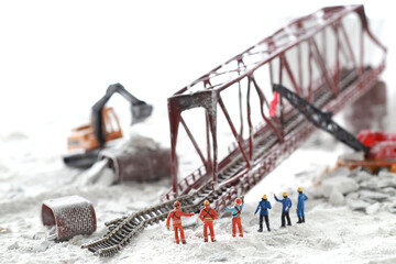 災害で倒壊した鉄橋と復旧のジオラマ風景