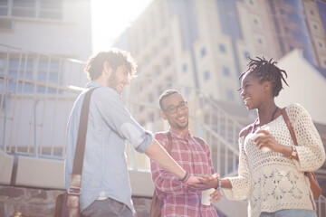 Obraz premium People shaking hands on city street