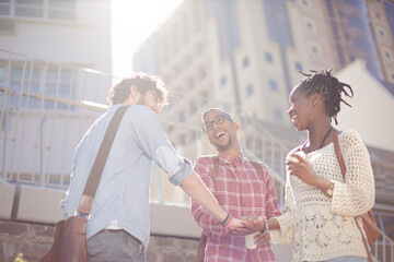 Obraz premium People shaking hands on city street