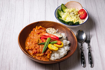 カレーライス 夏野菜のスパイスカレー とグリーンサラダ