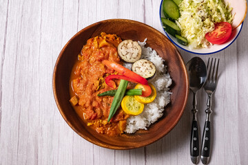 カレーライス 夏野菜のスパイスカレー とグリーンサラダ
