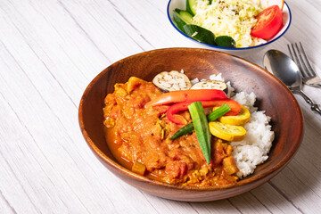 カレーライス 夏野菜のスパイスカレー とグリーンサラダ