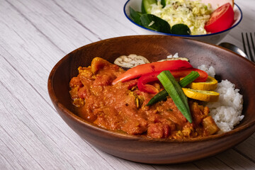 カレーライス 夏野菜のスパイスカレー とグリーンサラダ