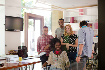 Obraz premium People smiling together in office