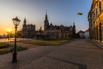 Dresden, Theaterplatz und Schloss im Sonnenaufgang