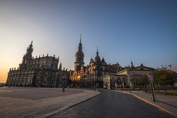 Dresden, Theaterplatz und Schloss im Sonnenaufgang