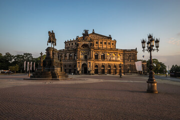 Dresden, Semperoper im Sonnenaufgang