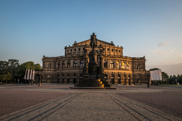 Fototapeta na wymiar Dresden, Semperoper im Sonnenaufgang