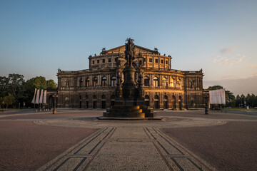 Dresden, Semperoper im Sonnenaufgang