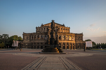 Obraz premium Dresden, Semperoper im Sonnenaufgang
