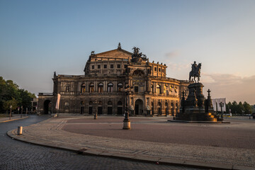 Obraz premium Dresden, Semperoper im Sonnenaufgang