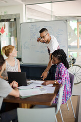Obraz premium Man drawing on white board for colleagues
