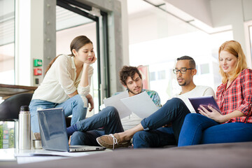 Obraz premium People working together in cafe