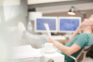 Obraz premium Businessman talking on cell phone at office desk