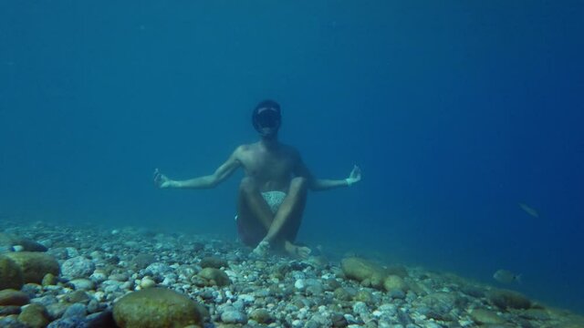Giovane ragazzo fa apnea sott'acqua nel mare