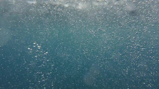 bolle d'aria sott'acqua che risalgono