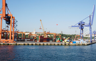 Fototapeta premium Crane lifting shipping containers at the seaport
