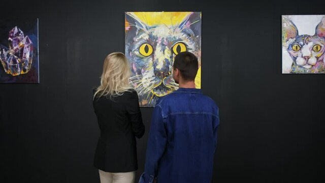 excursion at modern fine art museum, young people are discussing picture