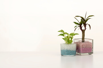 白テーブルに小物をのせたインテリアイメージ