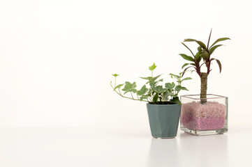 白テーブルに小物をのせたインテリアイメージ