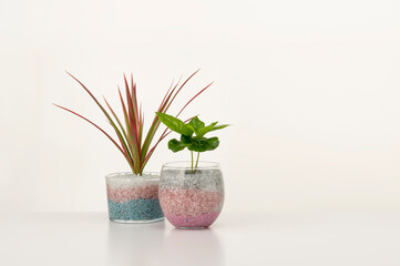 白テーブルに小物をのせたインテリアイメージ