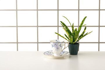 窓とテーブルの室内イメージ