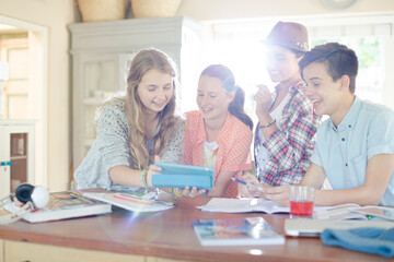 Obraz premium Group of smiling teenagers taking selfie in dining room
