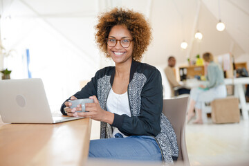 Obraz premium Office worker with coffee using laptop