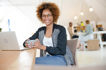 Obraz premium Office worker with coffee using laptop