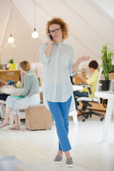 Obraz premium Portrait of woman talking on phone at office