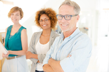 Obraz premium Colleagues smiling in office, holding documents