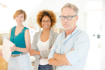 Obraz premium Colleagues smiling in office, holding documents