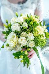 bukiet ślubny z białych kwiatów © Franciszek