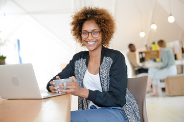 Obraz premium Office worker with coffee using laptop