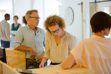 Obraz premium Office workers talking and smiling