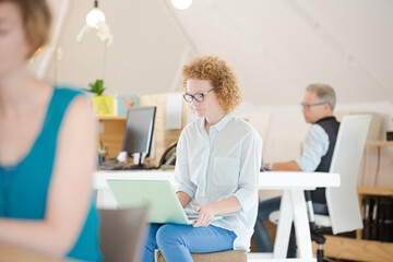 Obraz premium Woman using laptop in office