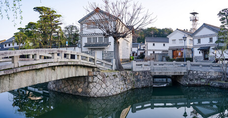 春の朝、静かな倉敷美観地区の街並み（中橋から倉敷考古館） © WAWA