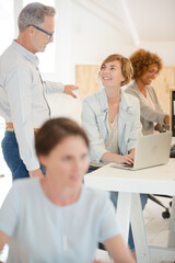 Obraz premium Office workers talking at desk