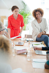 Obraz premium Office workers talking at meeting