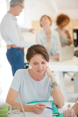 Obraz na płótnie Canvas Portrait of woman sitting at desk and talking