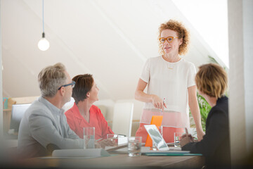 Obraz premium Office workers talking at desk