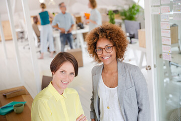 Obraz premium Portrait of two smiling office workers